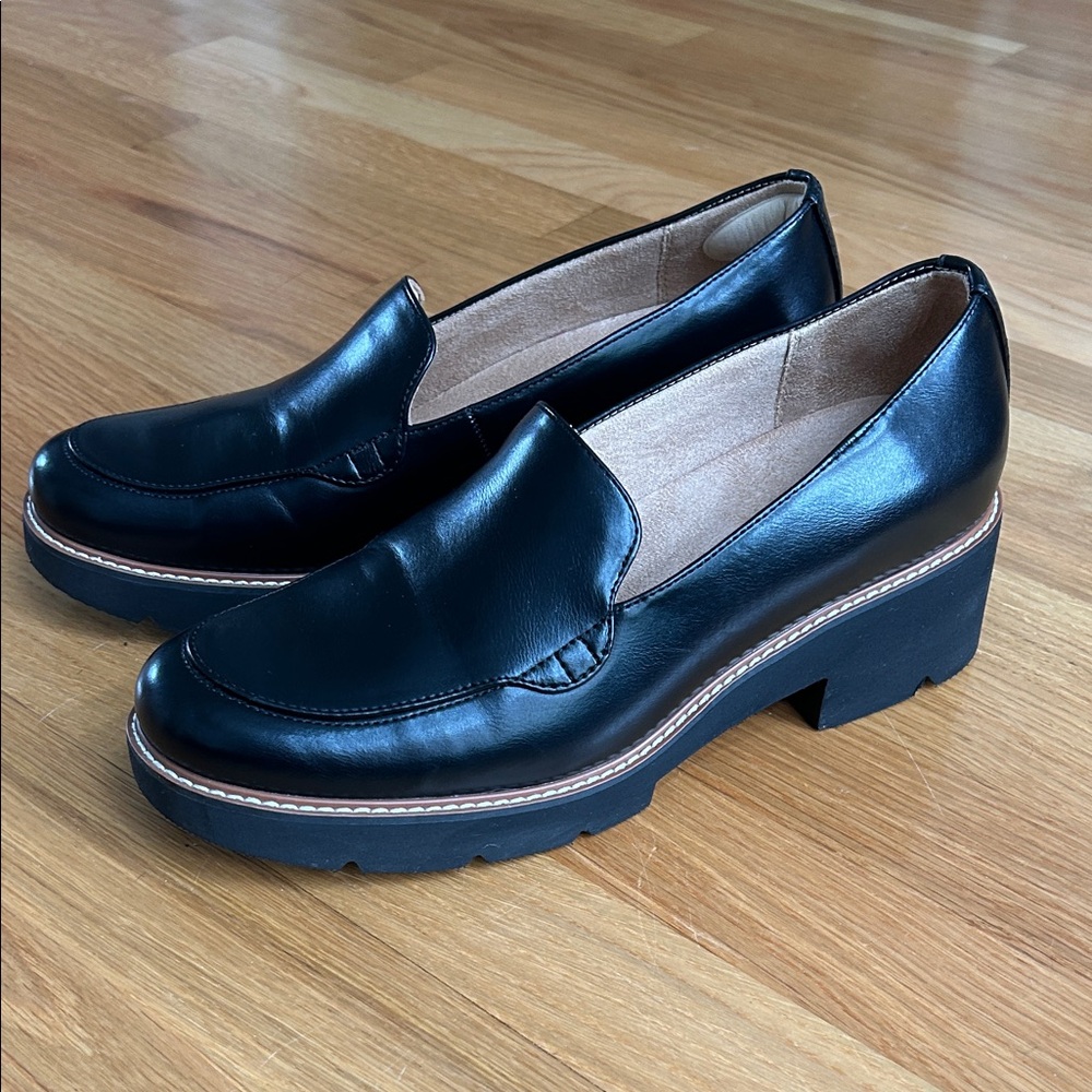 Classy Naturalizer Women's Black Leather Loafers - Picture 5 of 7